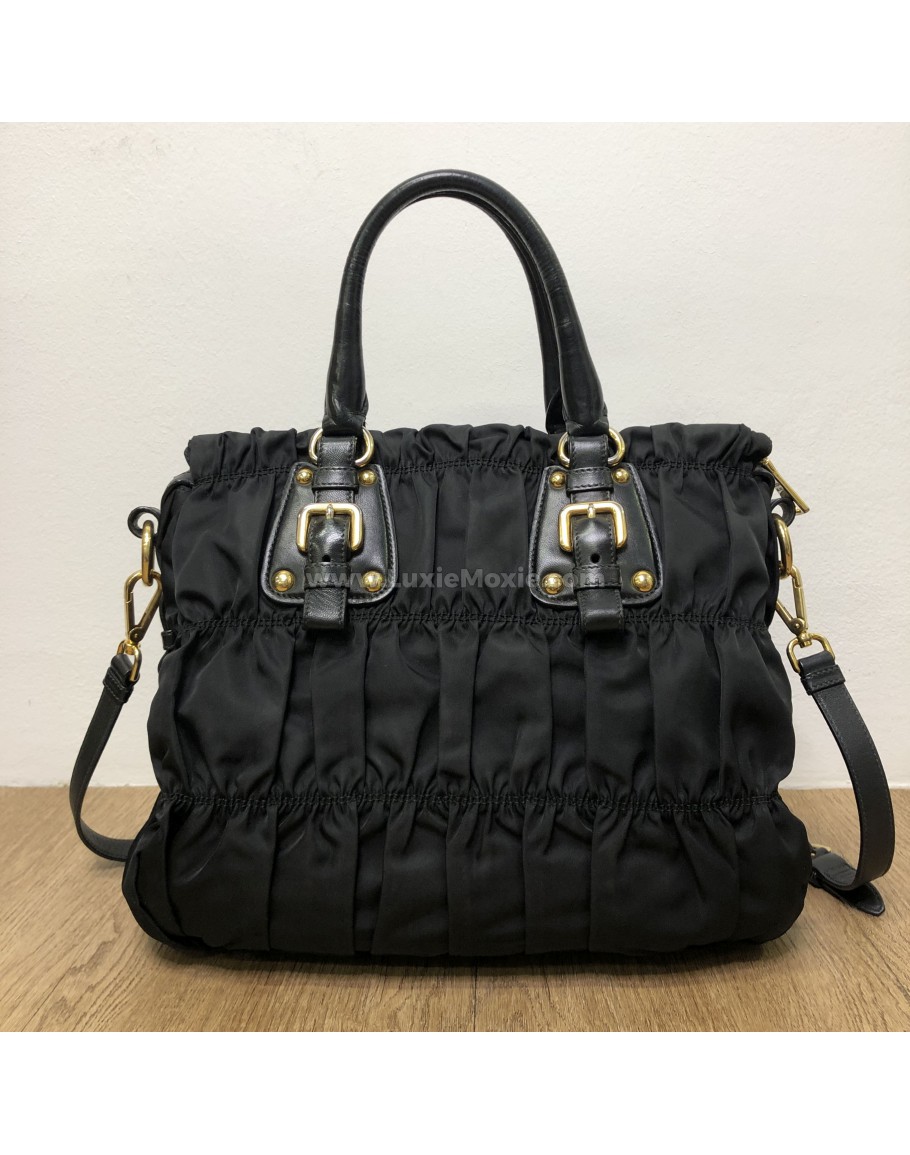PRADA TESSUTO GAUFRE ショルダーバック Prada Tessuto Gaufre Tote And Shoulder Bag In Black & Grey